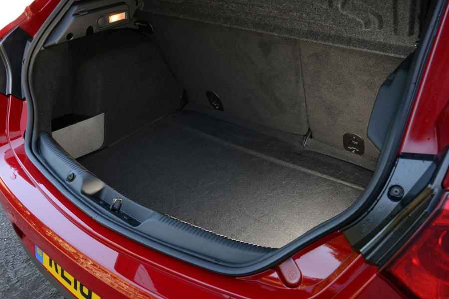 Багажник Alfa Romeo Giulietta 2016 года  (UK) (фото 9 из 44)